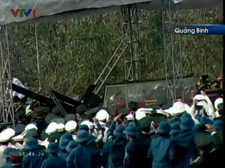 Linh xa tiến sát vào vị trí an táng