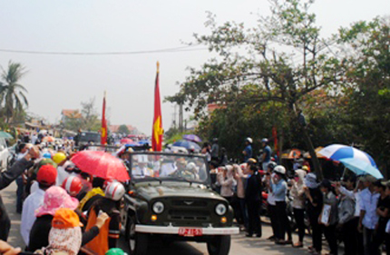 Dòng người ùa ra đón linh xa chở Đại tướng (Ảnh: Đăng Đức)