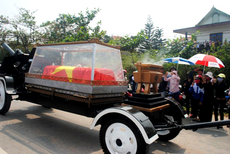 Linh xa chở Đại tướng hướng về Vũng Chùa (Ảnh: Đăng Đức)