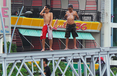 Những hình ảnh làm thót tim người đi đường.