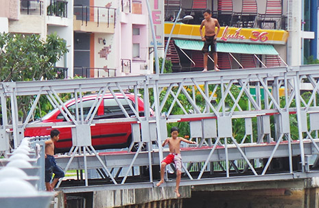 Những hình ảnh làm thót tim người đi đường.
