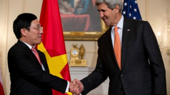 Bộ trưởng Ngoại giao Việt Nam Phạm Bình Minh (trái) và Bộ trưởng Ngoại giao Mỹ John Kerry. Ảnh: AP