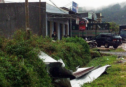 Nhà dân ở xã Hiệp Thạnh, huyện Đức Trọng, tỉnh Lâm Đồng bị tốc mái sau trận lốc xoáy.