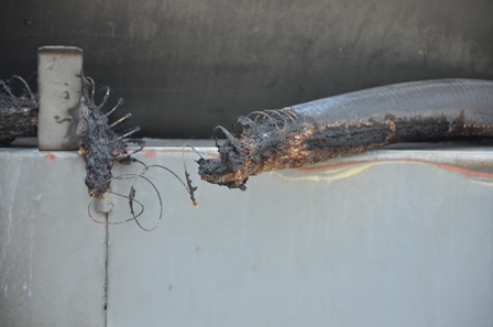 Đường ống dẫn xăng của xe bồn bị cháy rụi, trơ lại vòng thép