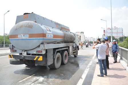 Chiếc xe bồn đã được tài xế đưa ra khỏi khu dân cư