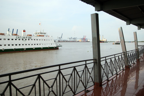 Những trụ bê tông phía trên hiên nhà cũng bị phà húc gãy. Ảnh: An Nhơn