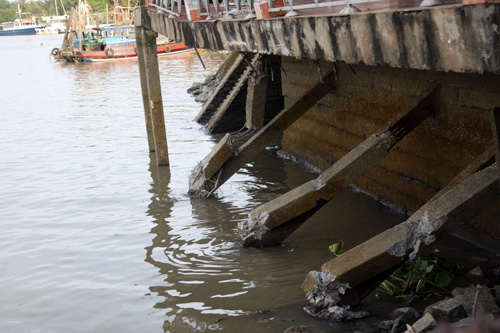 Các chân trụ bêtông đỡ hành lang căn nhà ven sông bị đuôi phà va vào gãy. Ảnh: An Nhơn