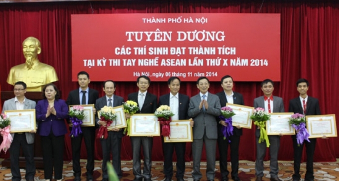 Khen thưởng th&iacute; sinh H&agrave; Nội đạt giải tại Kỳ thi tay nghề ASEAN lần thứ X