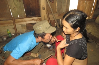 B&iacute; hiểm "thần y" d&ugrave;ng ống nứa h&uacute;t bệnh