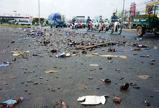 Đồng Nai: Xe tải chở bia bị lật, dân lao ra hôi của Đồng Nai: Xe tải chở bia bị lật, dân lao ra hôi của