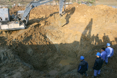 Sáng nay, việc khắc phục đường ống nước sach bị vỡ đang được triển khai. Do đường ống nằm sâu dưới lòng đất 12m, máy múc phải đào thành hố rộng cả chục m2 sau đó sẽ đóng cừ, khoanh vùng và thay thế khoảng 11m ống.Ảnh: Bá Đô
