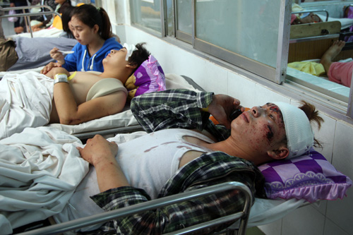 Anh Vũ cùng anh trai đang điều trị tại Bệnh viện Chợ Rẫy. Ảnh: An Nhơn