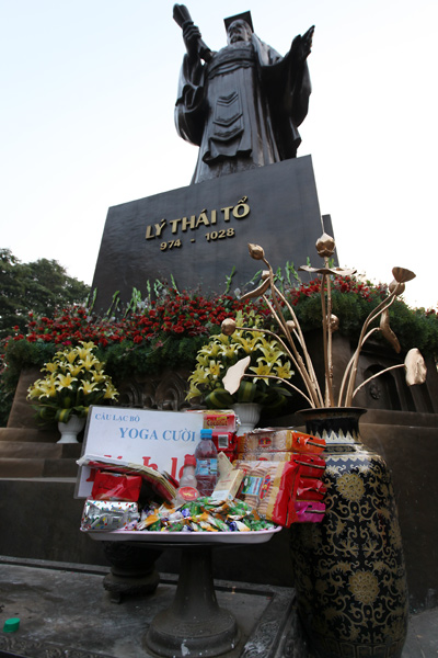 Giáng sinh, năm mới, yoga cười