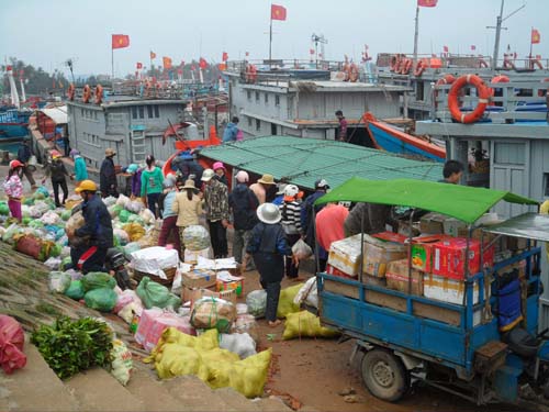   	Hàng chục tấn hàng hóa được vận chuyển ra đảo để phục vụ người dân