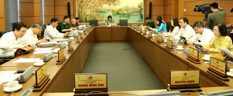 Các đại biểu Hà Nội thảo luận Dự thảo luật Kinh doanh Bảo hiểm (sửa đổi)