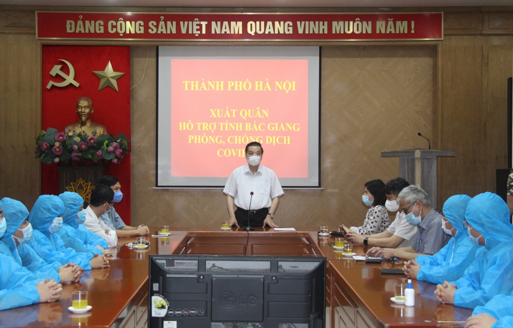 Chủ tịch Ủy ban nhân dân thành phố Hà Nội động viên đội ngũ y, bác sĩ lên đường “chi viện” Bắc Giang dập dịch