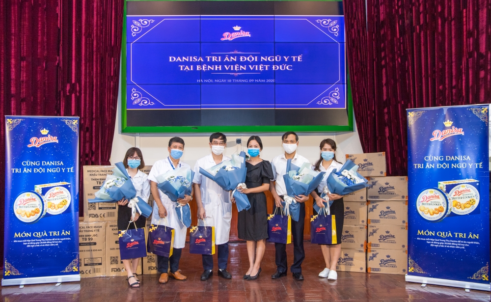 Danisa tặng khẩu trang và quà cho đội ngũ y bác sĩ trị giá 220 triệu đồng