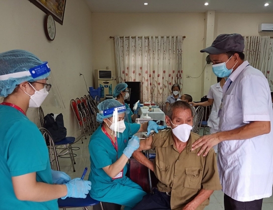 Tiêm vắc xin phòng Covid-19 cho gần 200 người tại cơ sở trợ giúp xã hội trên địa bàn Hà Nội