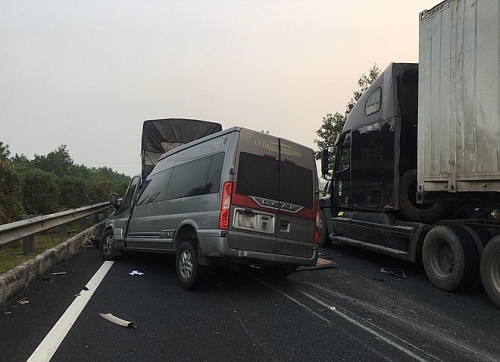 Một chiến sĩ cảnh sát và bác sĩ tử vong trong vụ tai nạn trên cao tốc Pháp Vân - Cầu Giẽ