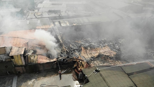 Hoài Đức – Hà Nội: Cháy lớn tại xưởng sản xuất vật liệu