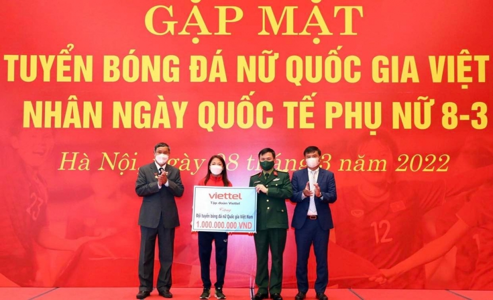 Viettel trao tặng đội tuyển bóng đá nữ Việt Nam 1 tỷ đồng