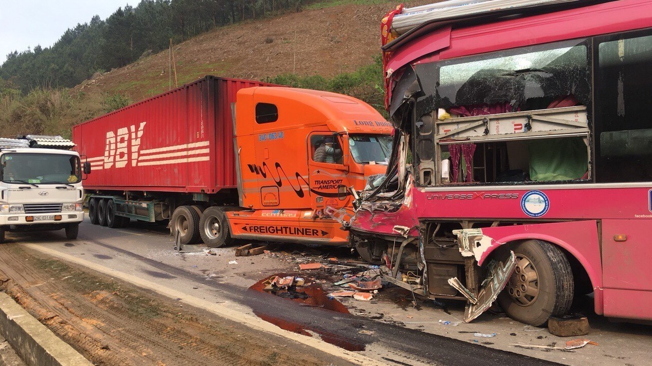 Sơn La: Đấu đầu với xe container, lái xe khách nhập viện cấp cứu