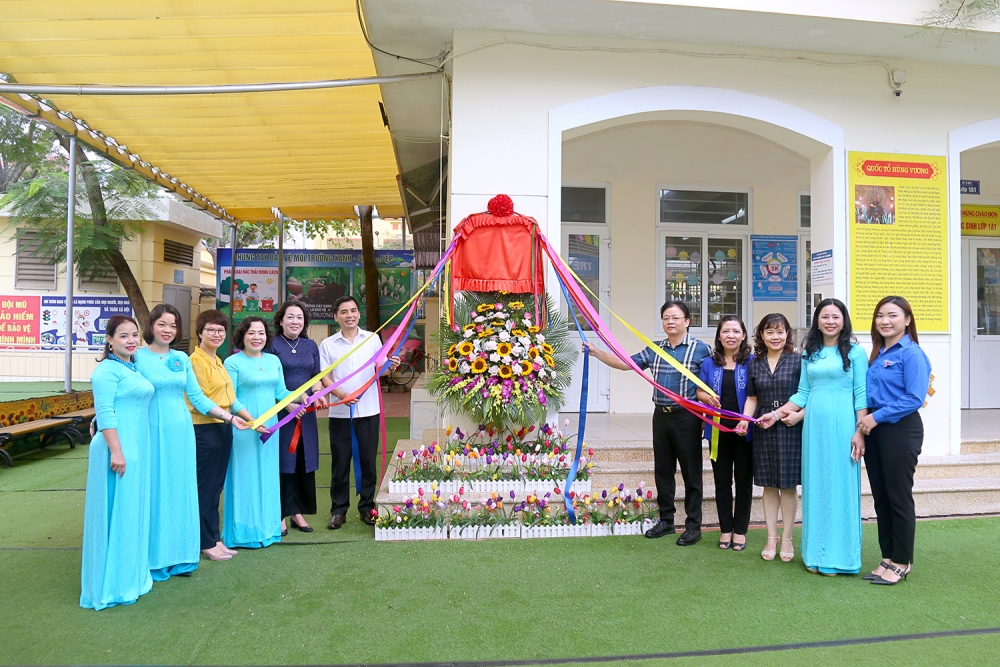 Tổ chức Lễ gắn biển công trình tại Trường Tiểu học Vĩnh Tuy