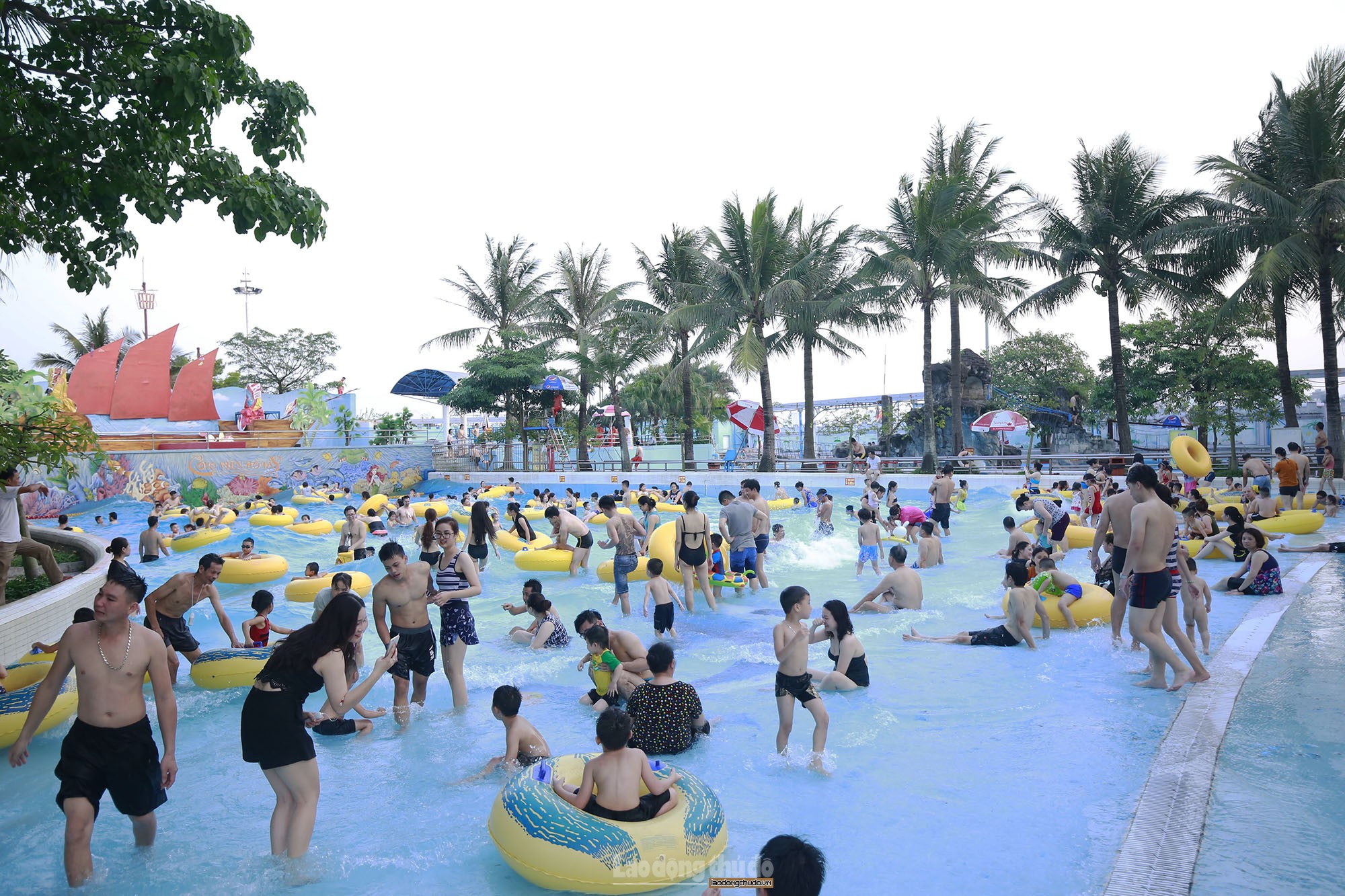 Hàng nghìn người tới công viên nước Hồ Tây trong 2 ngày cuối tuần nắng nóng