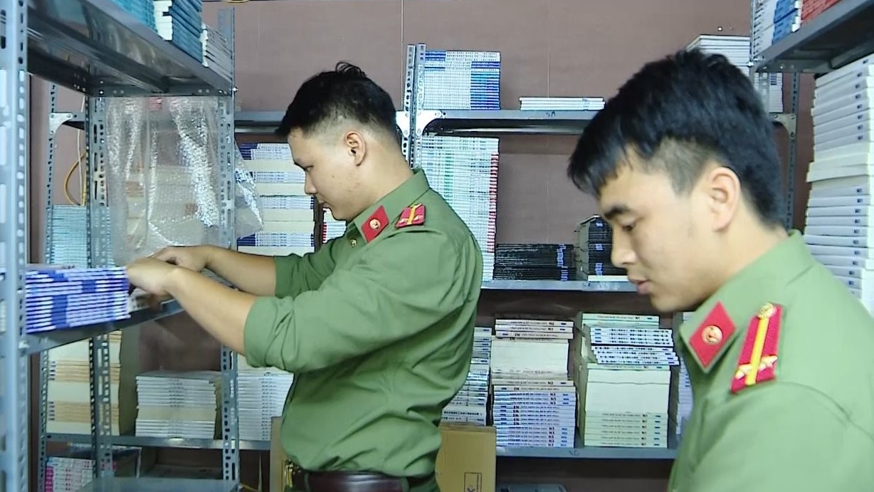 Hà Nội: Bắt giữ hàng nghìn cuốn sách lậu "núp bóng" quán cafe