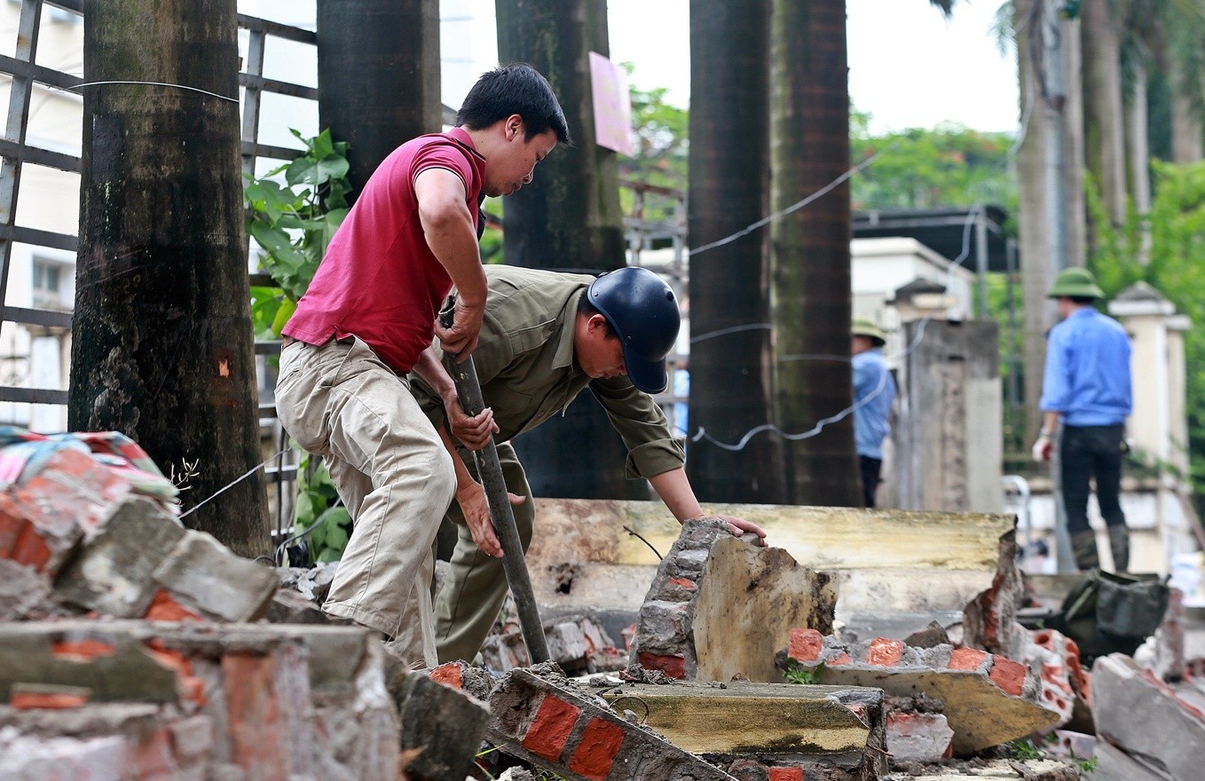 Phá dỡ những bức tường "chống nạng" ở phường Mai Dịch