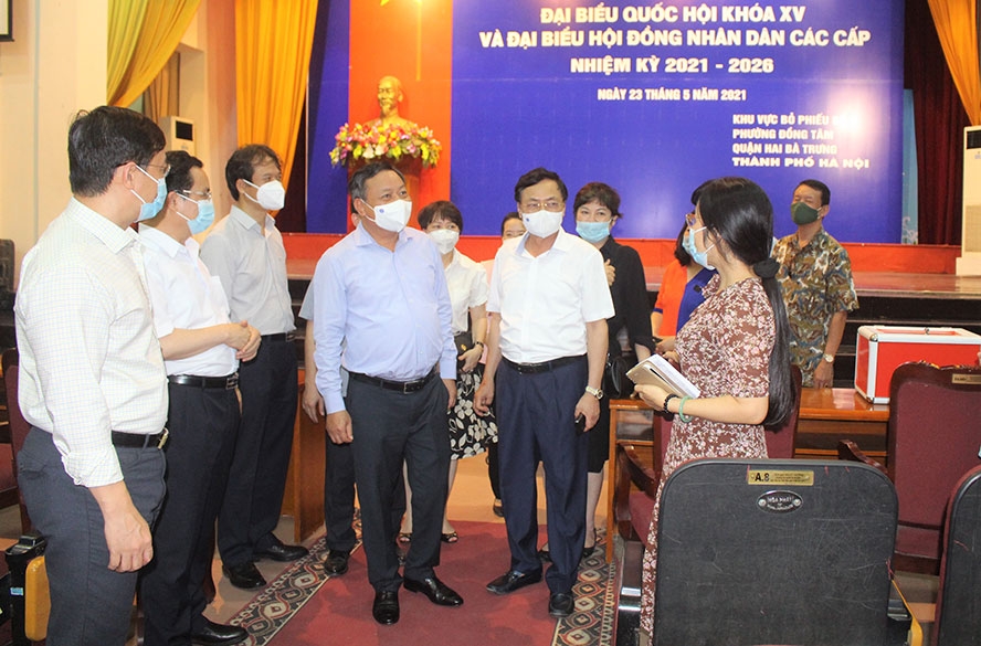 Phó Bí thư Thành ủy Nguyễn Văn Phong kiểm tra công tác bầu cử và phòng, chống dịch Covid-19 tại quận Hai Bà Trưng