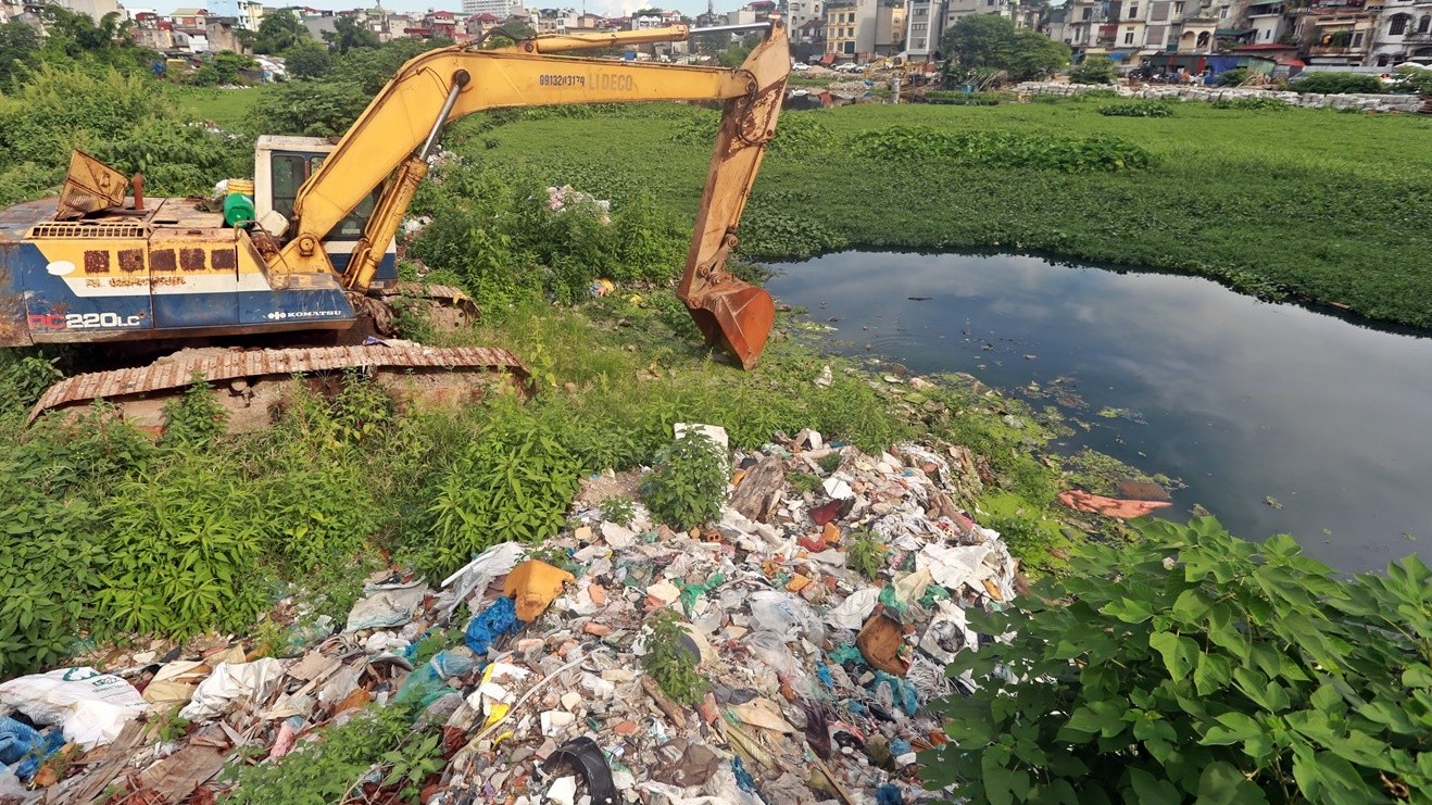 Cận cảnh rác thải bủa vây hồ Linh Quang