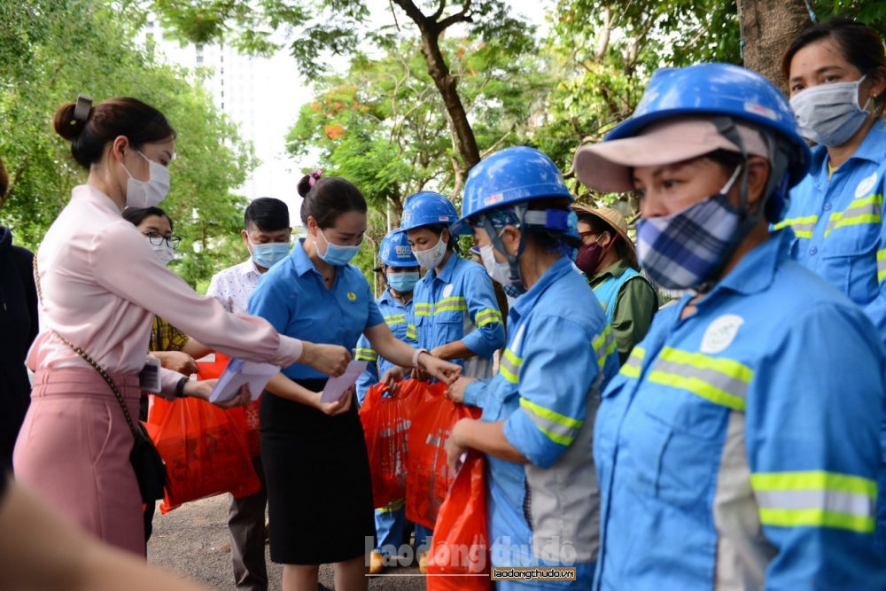 Trao hỗ trợ đột xuất cho công nhân môi trường bị cướp xe máy