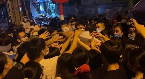 Bí thư Thành uỷ Hà Nội yêu cầu làm rõ trách nhiệm lãnh đạo phường Trung Văn để tập trung đông người khi tiêm vắc xin