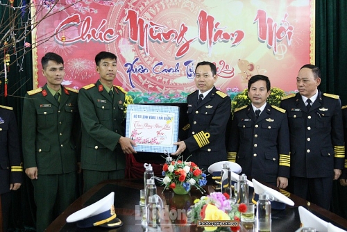 Bộ tư lệnh Vùng 1 Hải quân thăm, chúc tết quân dân đảo Trần, Trà Bản