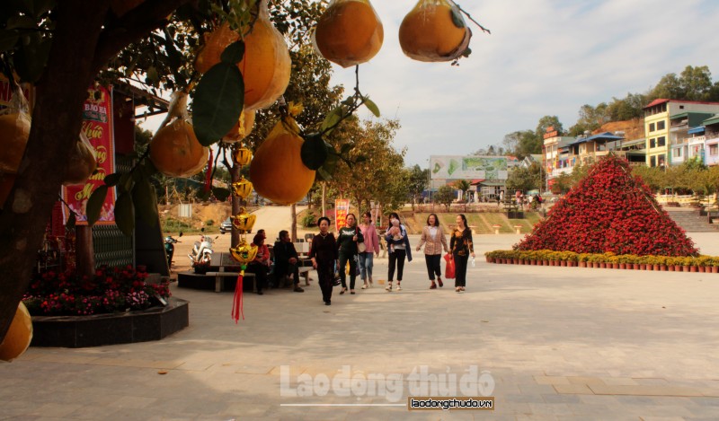 Đông đảo du khách về đền Bảo Hà xin lộc trong ngày đầu năm mới