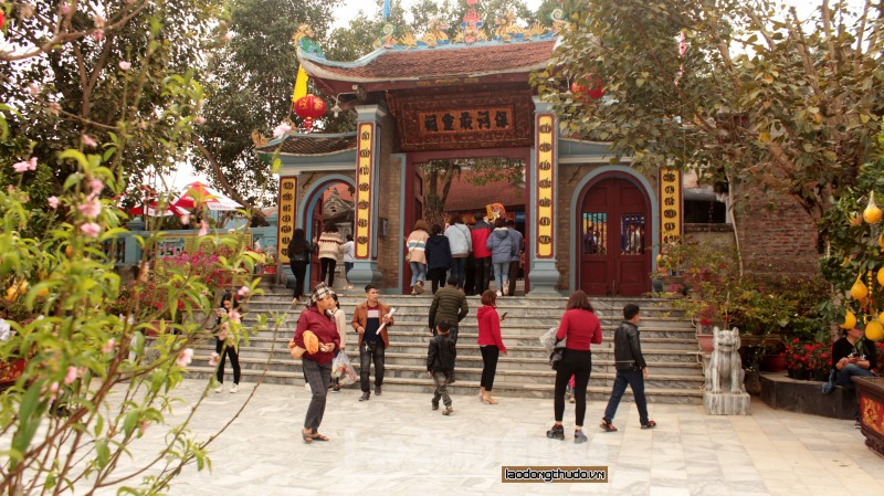 Đông đảo du khách về đền Bảo Hà xin lộc trong ngày đầu năm mới