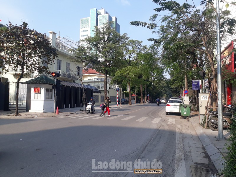 Đường phố Hà Nội nơi thông thoáng, nơi ùn ứ trong ngày làm việc đầu tiên