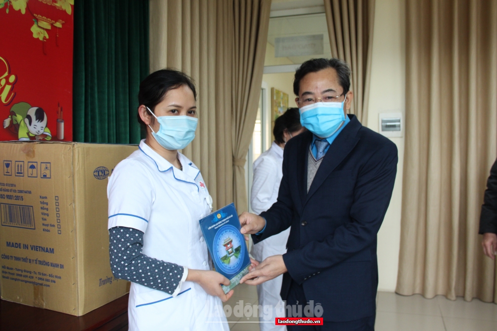 Lãnh đạo LĐLĐ thành phố Hà Nội thăm, trao quà Tết cho lực lượng tuyến đầu chống dịch