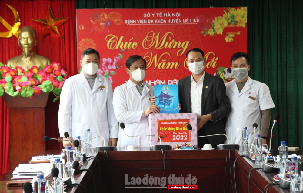 Lãnh đạo LĐLĐ thành phố Hà Nội thăm, trao quà Tết cho lực lượng tuyến đầu chống dịch