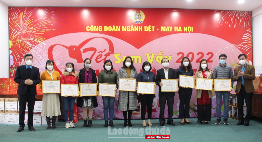Công đoàn ngành Dệt May Hà Nội vinh dự đón nhận Cờ thi đua xuất sắc