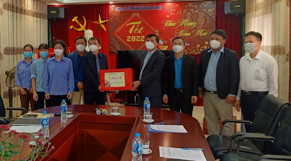 Lãnh đạo huyện Mê Linh thăm, tặng quà Tết cho người lao động nhân dịp Tết Nguyên đán