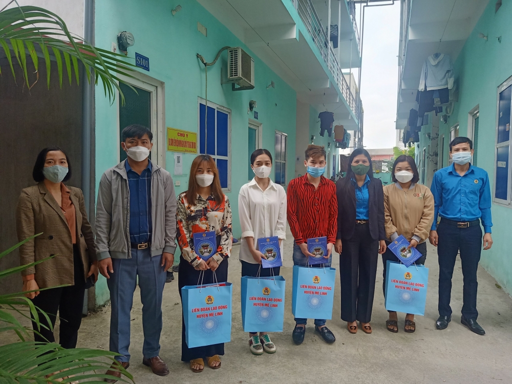 Huyện Mê Linh: Thăm hỏi, động viên công nhân lao động khó khăn không về quê đón Tết