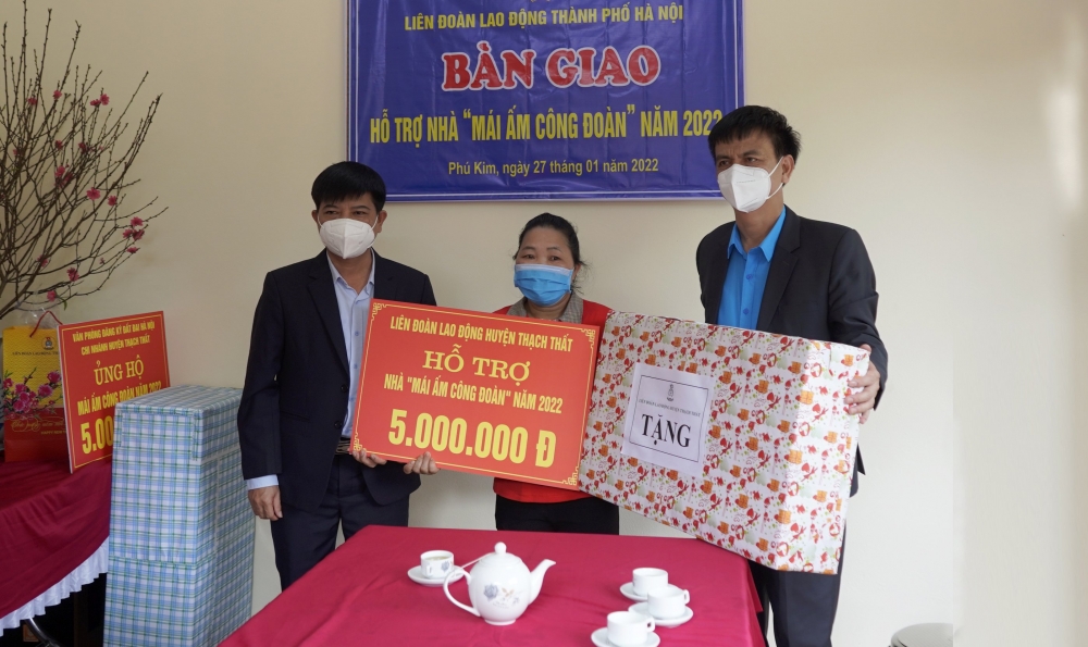 Trao hỗ trợ kinh phí xây dựng “Mái ấm Công đoàn” cho đoàn viên tại huyện Thạch Thất