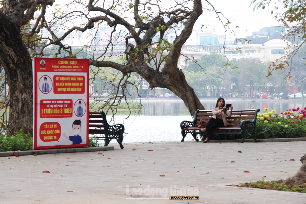 Người dân không đeo khẩu trang vô tư đi dạo quanh hồ Hoàn Kiếm