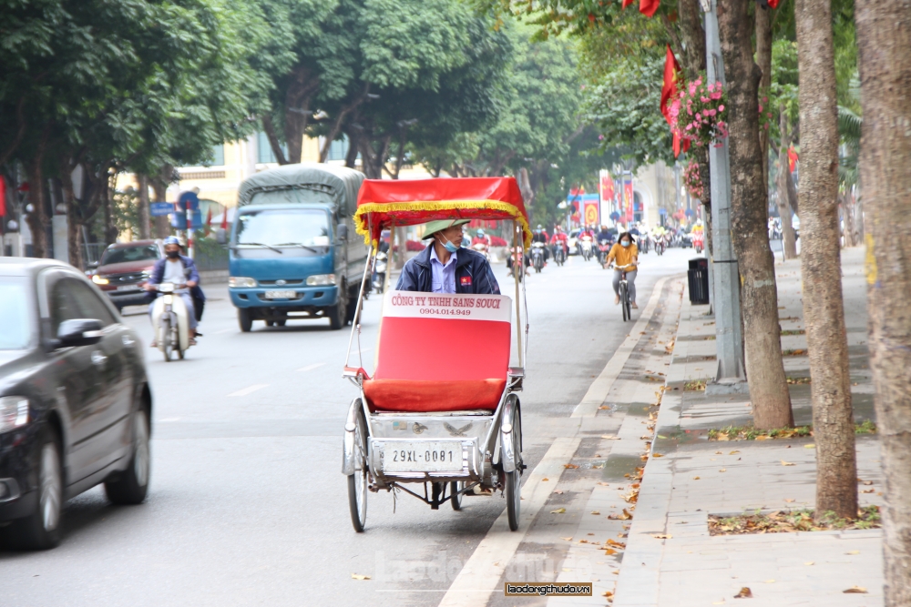 Người dân không đeo khẩu trang vô tư đi dạo quanh hồ Hoàn Kiếm