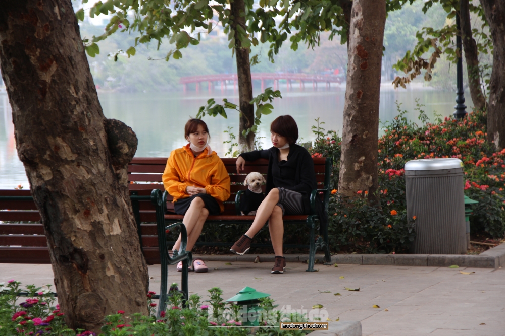 Người dân không đeo khẩu trang vô tư đi dạo quanh hồ Hoàn Kiếm