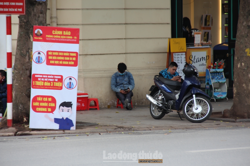 Người dân không đeo khẩu trang vô tư đi dạo quanh hồ Hoàn Kiếm