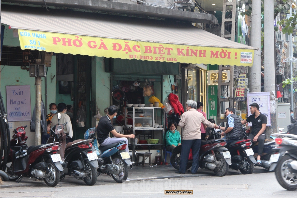 Hàng quán vẫn ngang nhiên hoạt động, không tuân thủ giãn cách tại quận Thanh Xuân và Hoàn Kiếm
