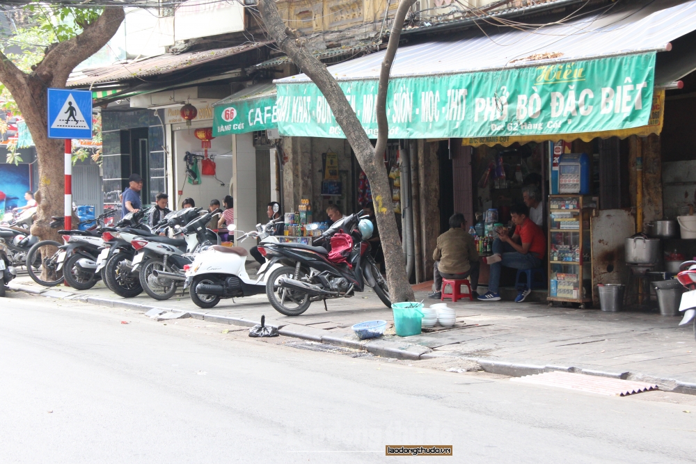 Hàng quán vẫn ngang nhiên hoạt động, không tuân thủ giãn cách tại quận Thanh Xuân và Hoàn Kiếm